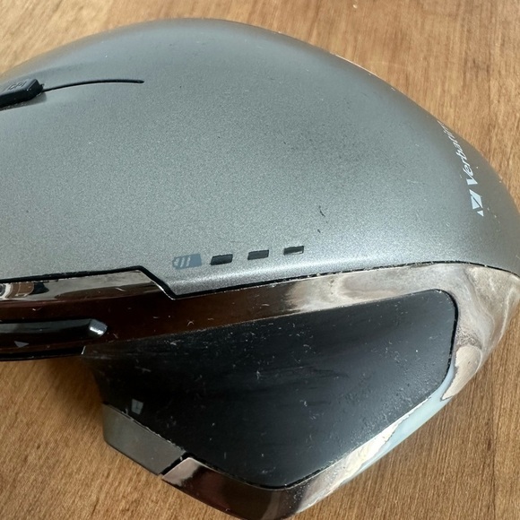 Verbatim Wireless Mouse Model: 98622 8-Button Deluxe Blue LED- No Battery Cover. - Picture 5 of 11